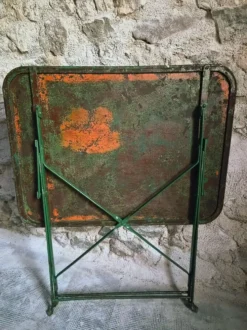Table bistrot pliante française ancienne avec paire de chaises de jardin vintage