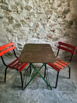 Table bistrot pliante française ancienne avec paire de chaises de jardin vintage