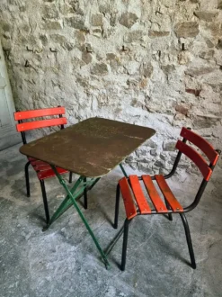 Table bistrot pliante française ancienne avec paire de chaises de jardin vintage