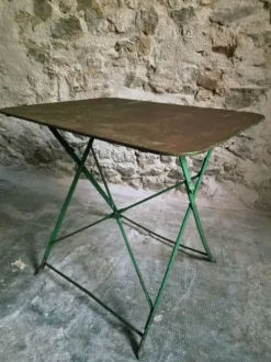 Table bistrot pliante française ancienne avec paire de chaises de jardin vintage