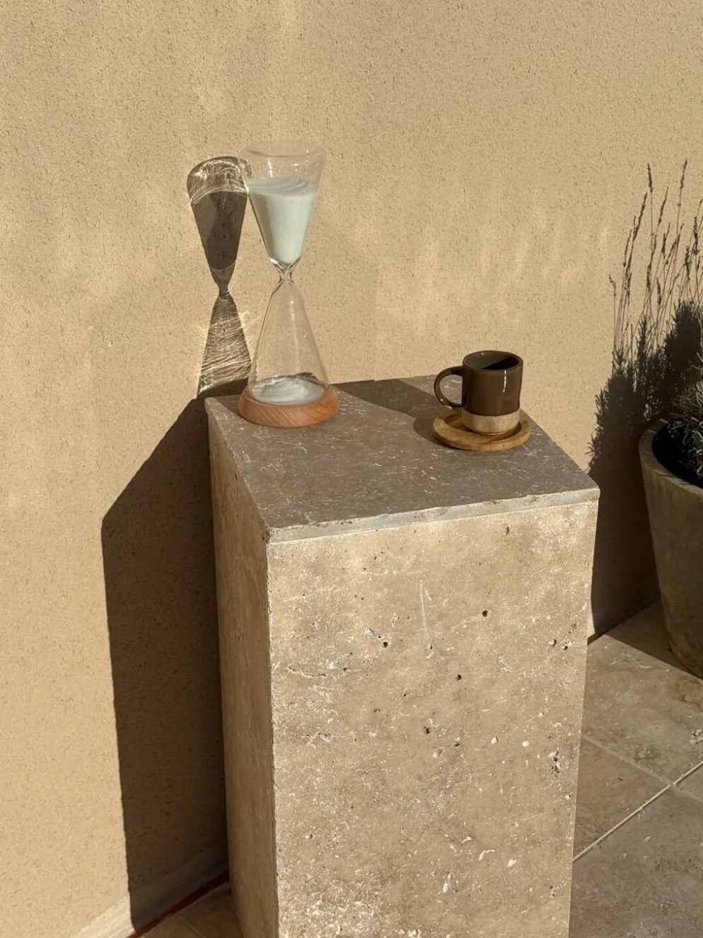 Table d’appoint, colonne en travertin