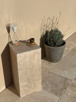 Table d’appoint, colonne en travertin