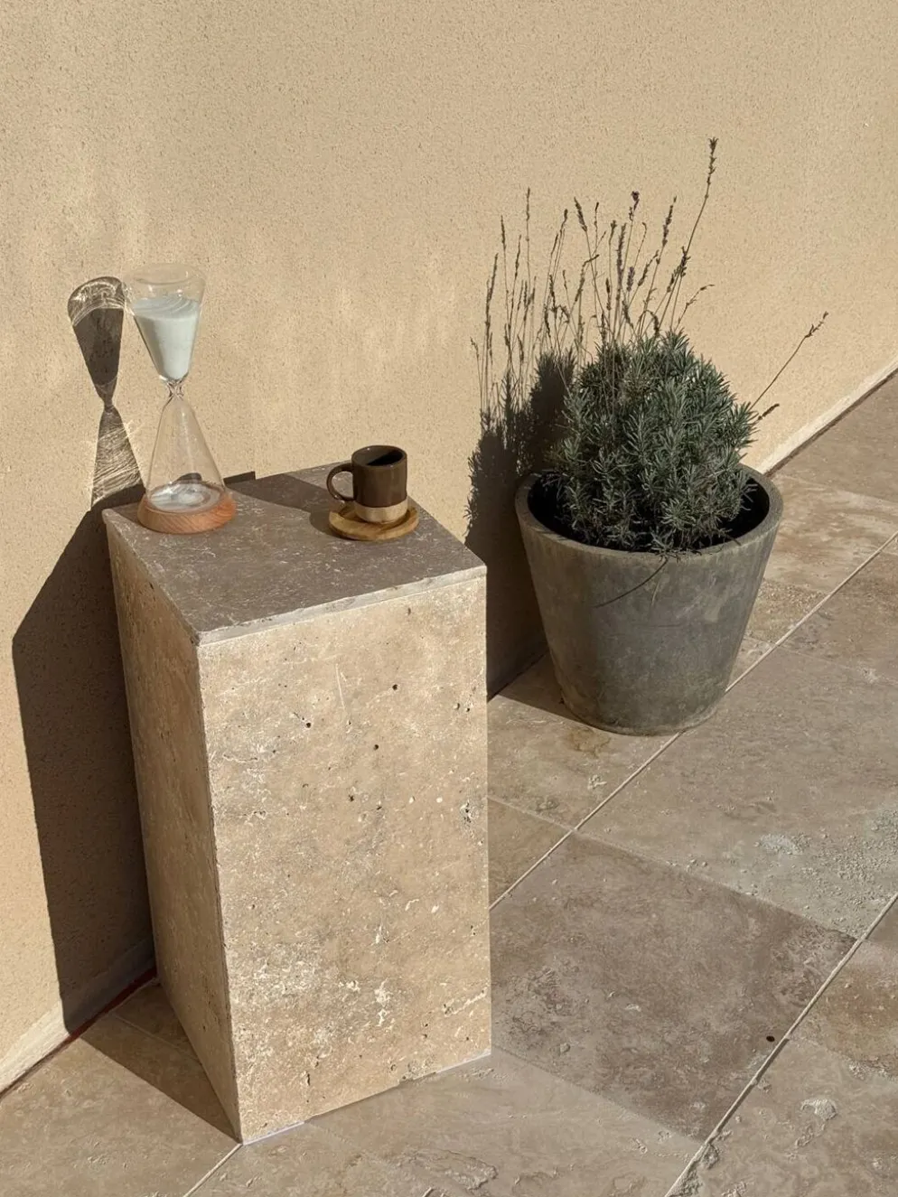 Table d’appoint, colonne en travertin