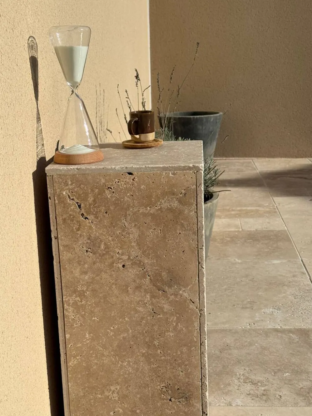 Table d’appoint, colonne en travertin
