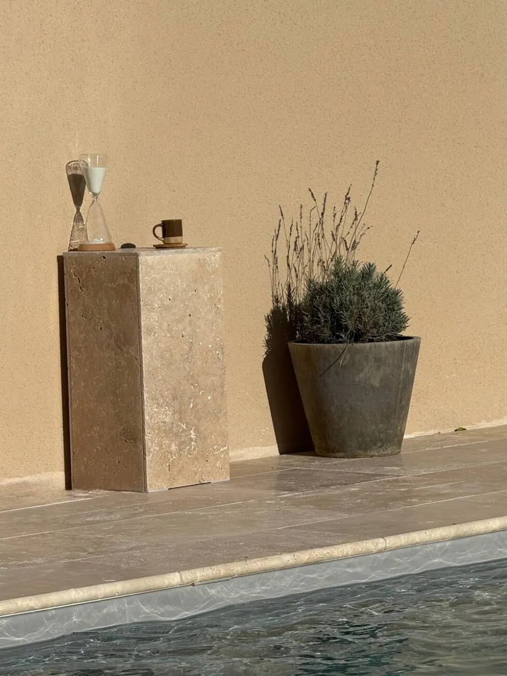Table d’appoint, colonne en travertin