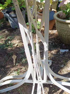Table de jardin Eiffel XIXe en fer forgé – plateau rond blanc Ø 60 cm