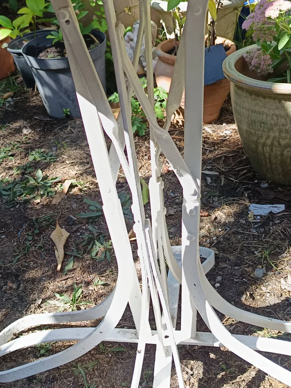 Table de jardin Eiffel XIXe en fer forgé – plateau rond blanc Ø 60 cm