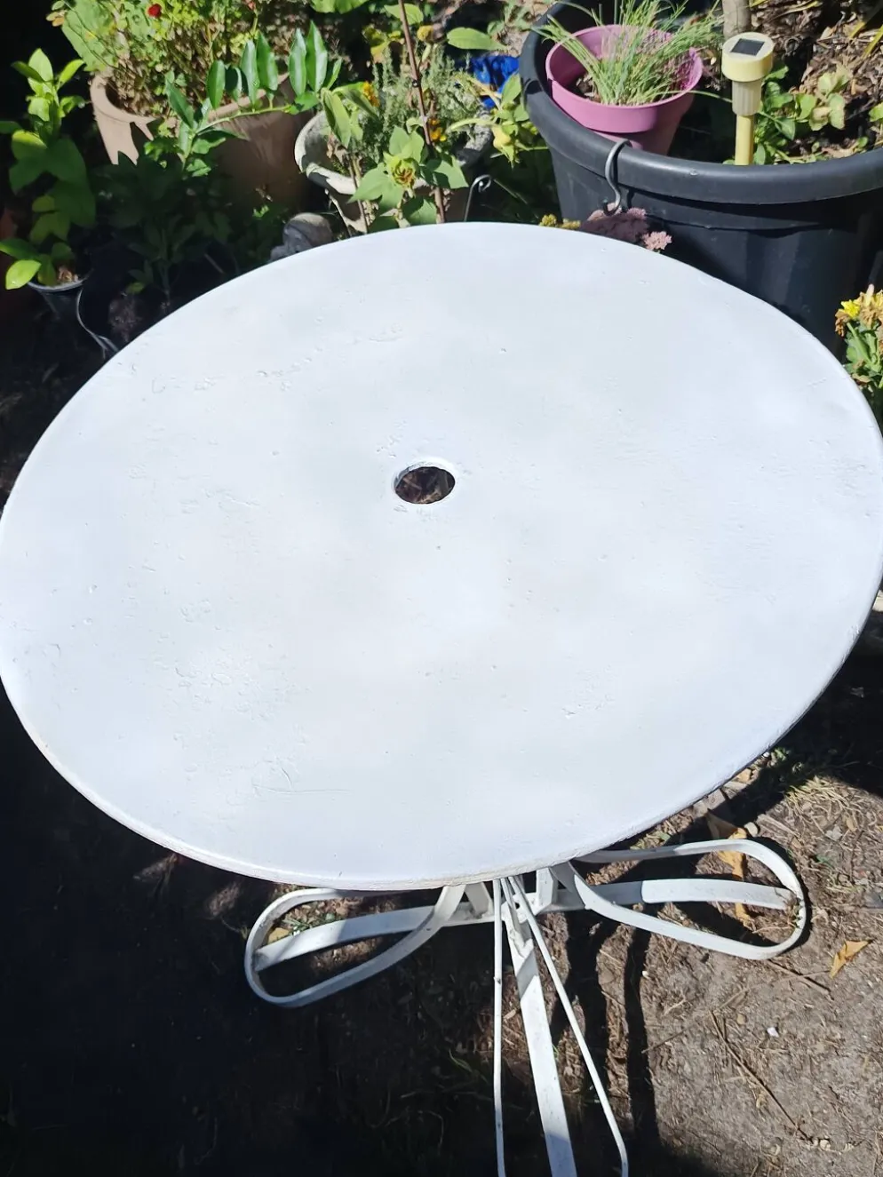 Table de jardin Eiffel XIXe en fer forgé – plateau rond blanc Ø 60 cm