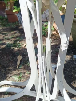 Table de jardin Eiffel XIXe en fer forgé – plateau rond blanc Ø 60 cm