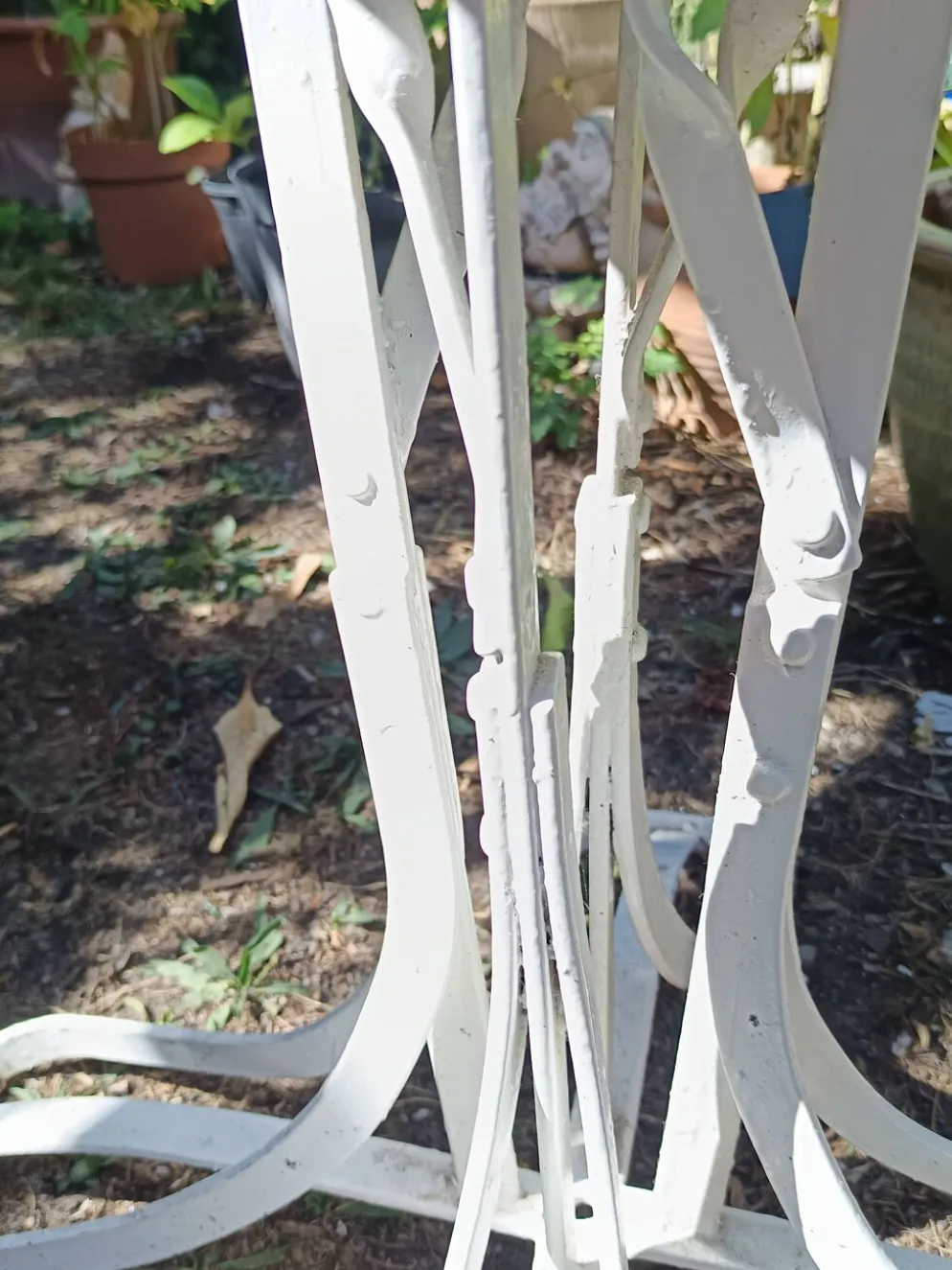 Table de jardin Eiffel XIXe en fer forgé – plateau rond blanc Ø 60 cm