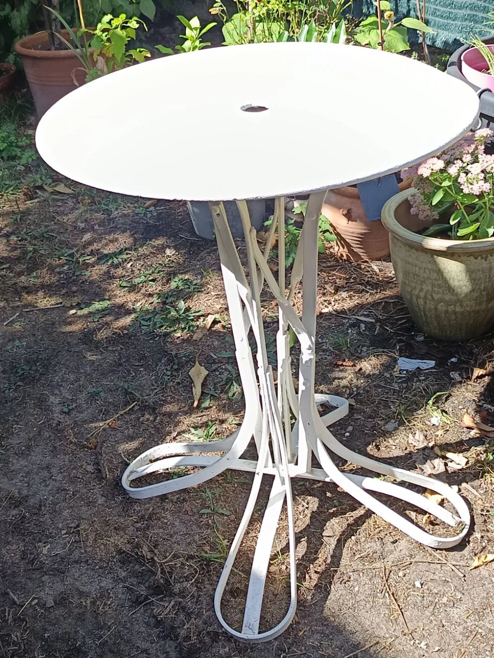 Table de jardin Eiffel XIXe en fer forgé – plateau rond blanc Ø 60 cm