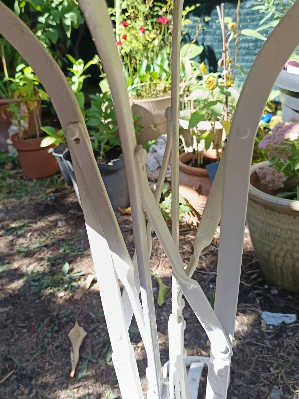 Table de jardin Eiffel XIXe en fer forgé – plateau rond blanc Ø 60 cm