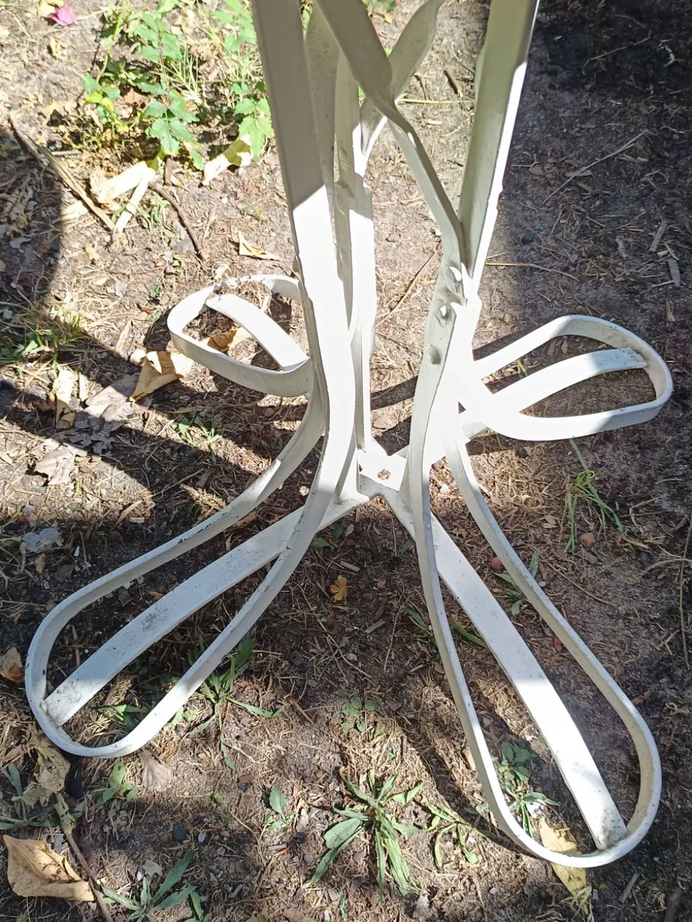 Table de jardin Eiffel XIXe en fer forgé – plateau rond blanc Ø 60 cm