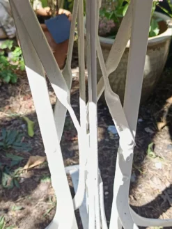 Table de jardin Eiffel XIXe en fer forgé – plateau rond blanc Ø 60 cm