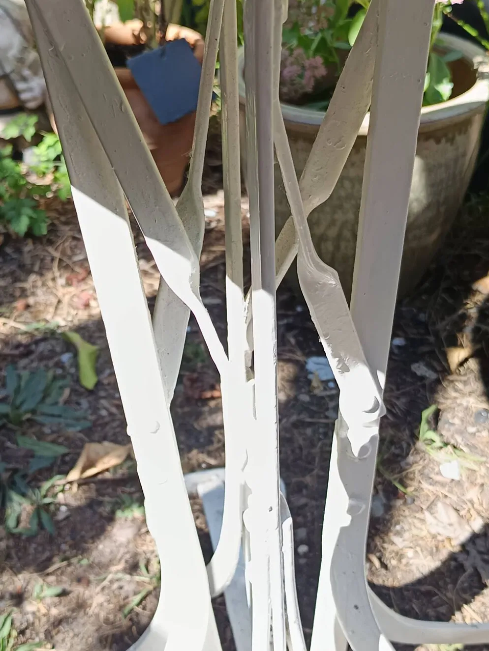 Table de jardin Eiffel XIXe en fer forgé – plateau rond blanc Ø 60 cm