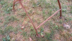 Table de jardin en fer peint, style milieu de siècle, avec 2 chaises, années 1960.