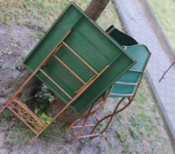 Table de jardin en fer peint, style milieu de siècle, avec 2 chaises, années 1960.