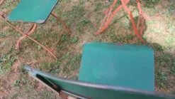Table de jardin en fer peint, style milieu de siècle, avec 2 chaises, années 1960.