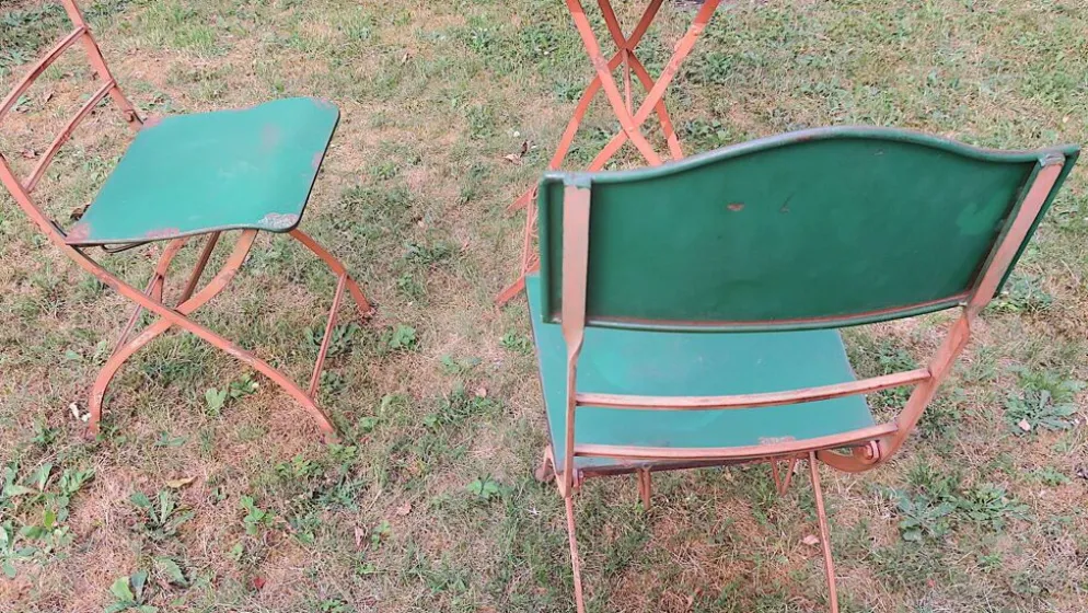 Table de jardin en fer peint, style milieu de siècle, avec 2 chaises, années 1960.