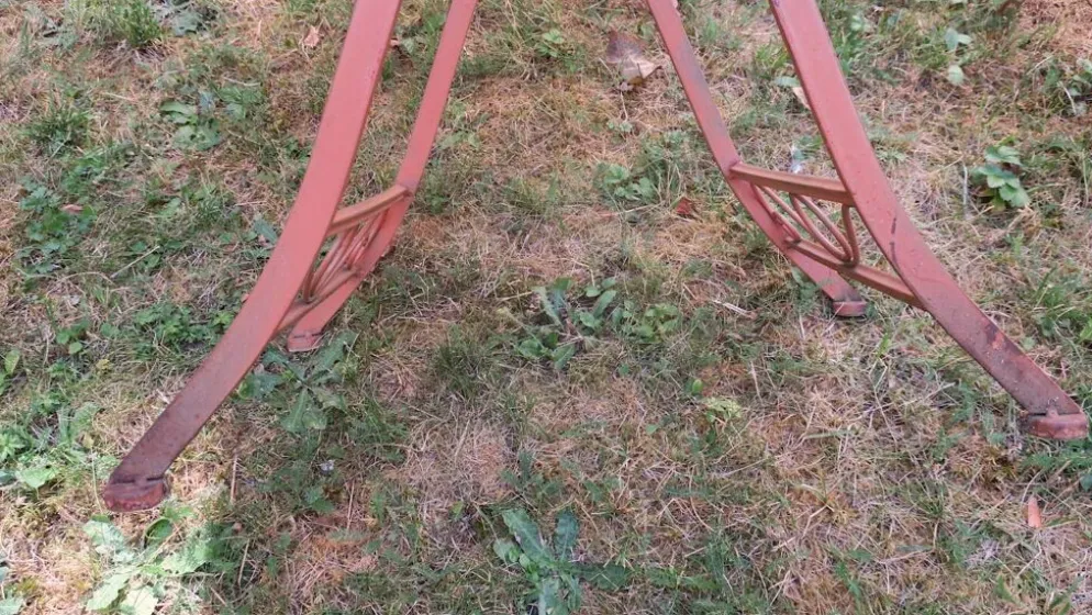 Table de jardin en fer peint, style milieu de siècle, avec 2 chaises, années 1960.