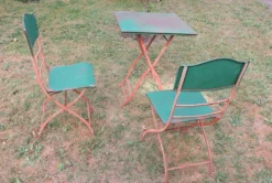 Table de jardin en fer peint, style milieu de siècle, avec 2 chaises, années 1960.