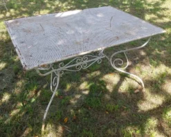 Table de jardin en métal ajouré