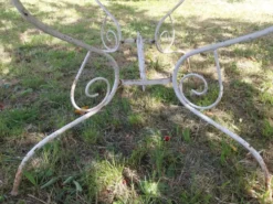 Table de jardin en métal ajouré
