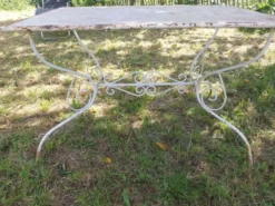 Table de jardin en métal ajouré