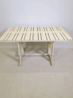 Table de jardin pliante en bois de style mid-century par Triconfort, modèle Riviera, années 1970.