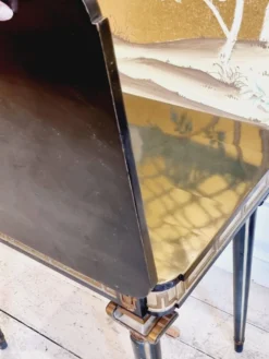 Table de jeu à décor de méandre en relief, années 1920/30.