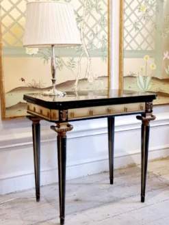 Table de jeu à décor de méandre en relief, années 1920/30.