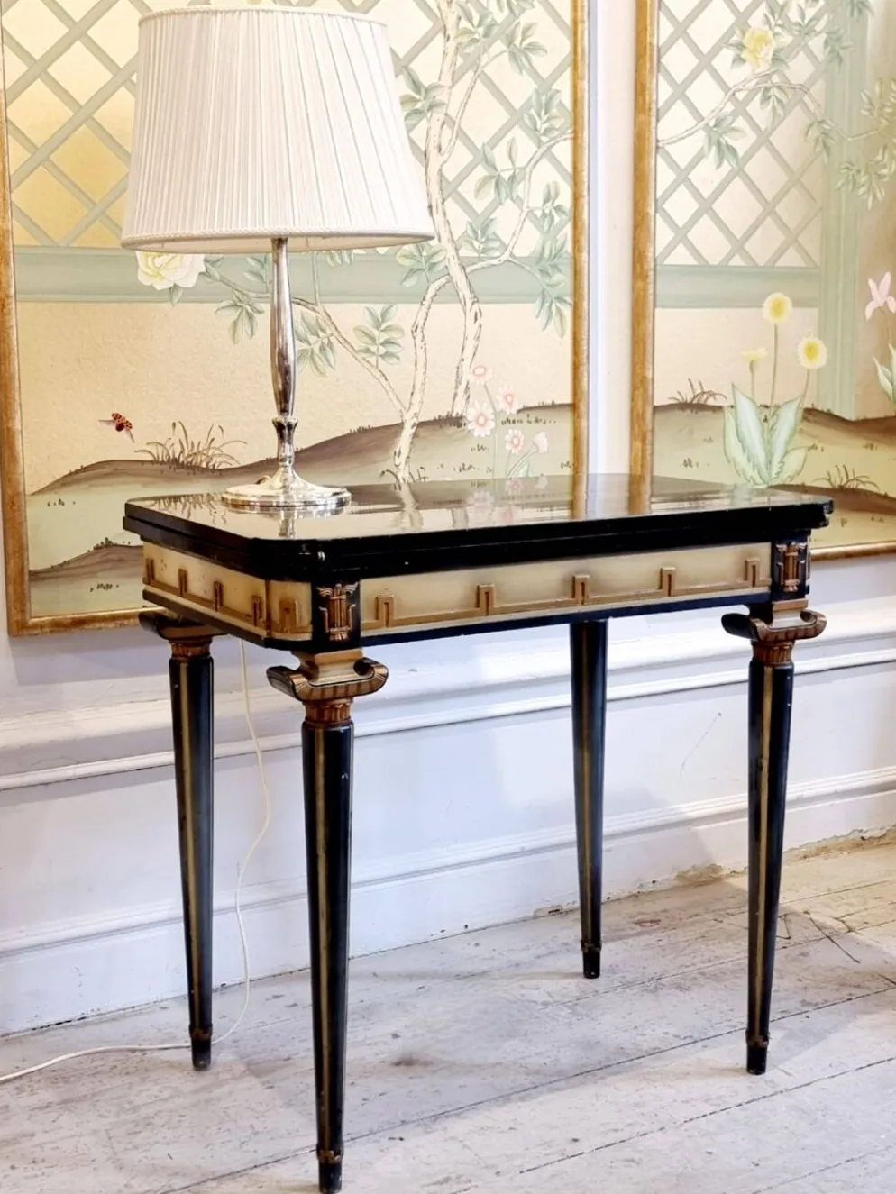 Table de jeu à décor de méandre en relief, années 1920/30.