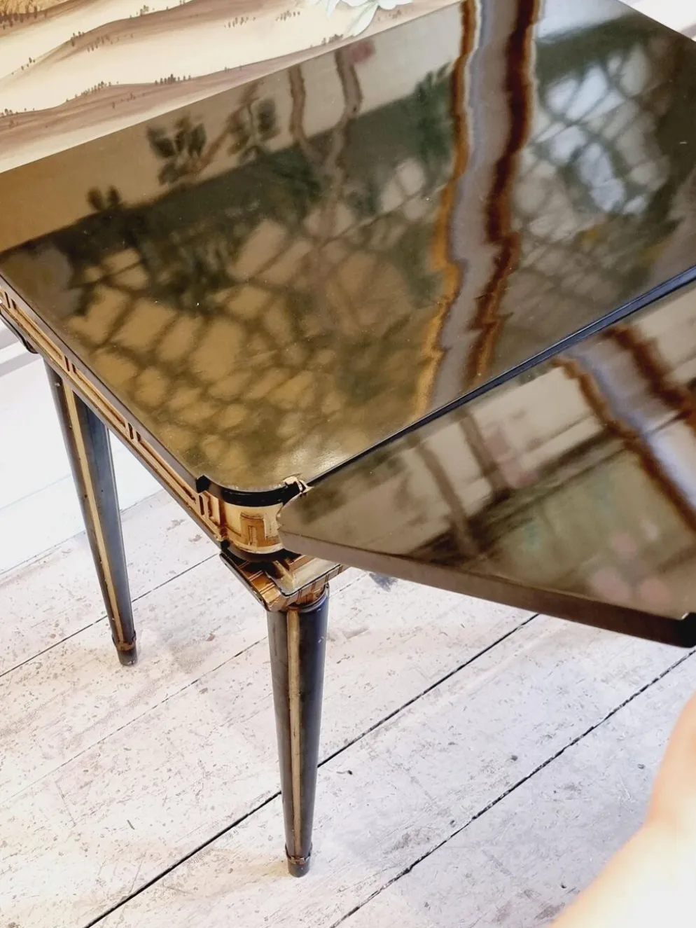 Table de jeu à décor de méandre en relief, années 1920/30.