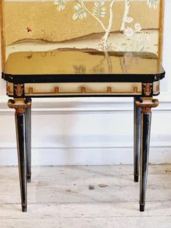 Table de jeu à décor de méandre en relief, années 1920/30.