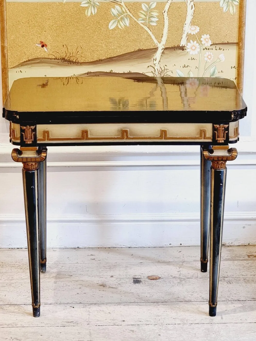 Table de jeu à décor de méandre en relief, années 1920/30.