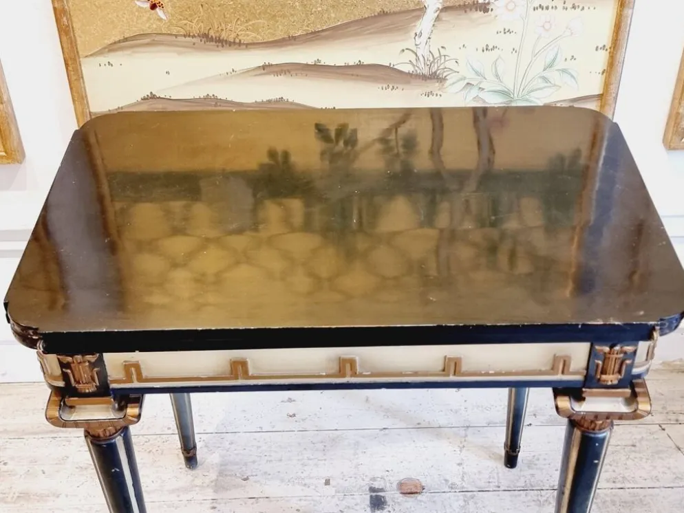 Table de jeu à décor de méandre en relief, années 1920/30.