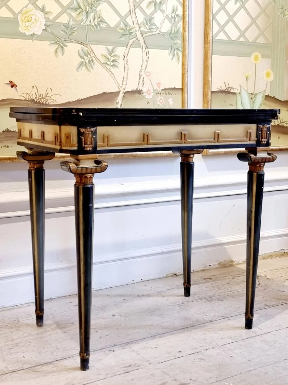 Table de jeu à décor de méandre en relief, années 1920/30.