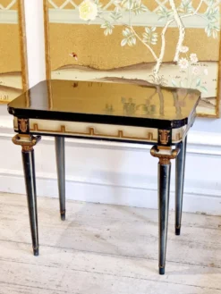 Table de jeu à décor de méandre en relief, années 1920/30.
