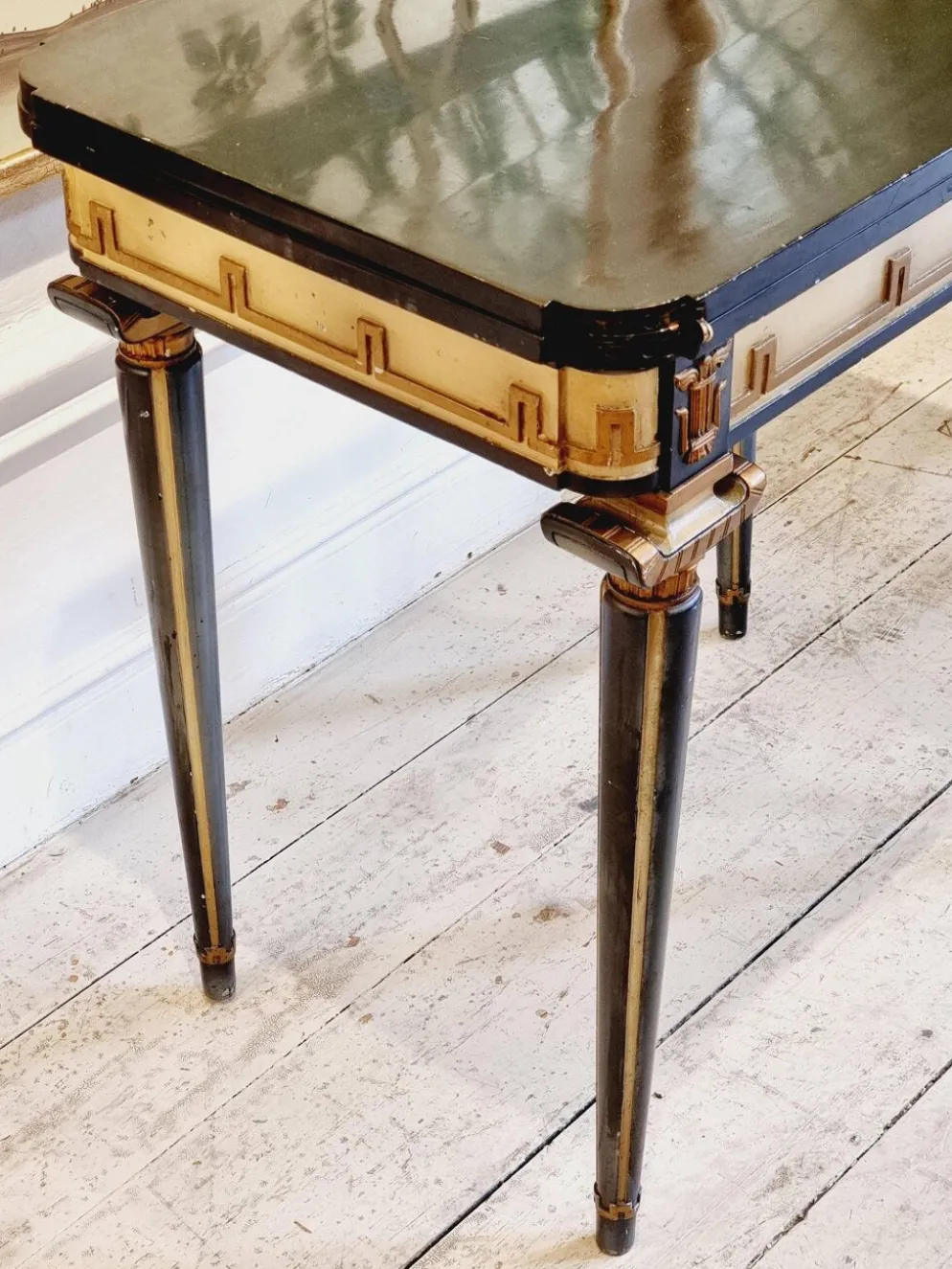 Table de jeu à décor de méandre en relief, années 1920/30.