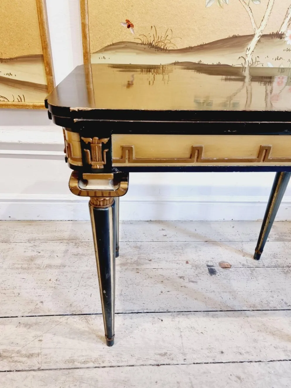 Table de jeu à décor de méandre en relief, années 1920/30.