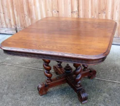 Table en chêne du 19ème siècle.