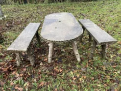 1 table et 2 bancs en ciment, faux bois, rocaille, années cinquante. 150 cm