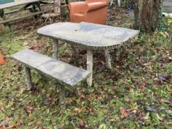 1 table et 2 bancs en ciment, faux bois, rocaille, années cinquante. 150 cm