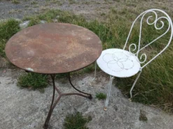 Table et chaise anciennes