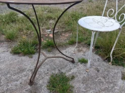 Table et chaise anciennes