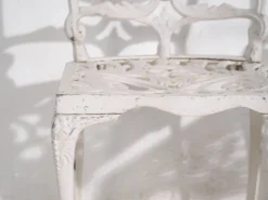 Table et chaises de jardin blanches d’époque (c.1950). Ensemble de 5 pièces