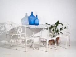 Table et chaises de jardin blanches d’époque (c.1950). Ensemble de 5 pièces