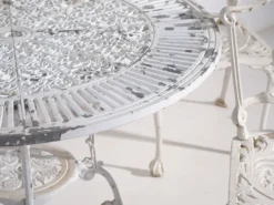 Table et chaises de jardin blanches d’époque (c.1950). Ensemble de 5 pièces