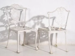 Table et chaises de jardin blanches d’époque (c.1950). Ensemble de 5 pièces
