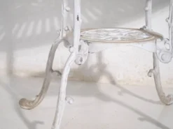 Table et chaises de jardin blanches d’époque (c.1950). Ensemble de 5 pièces